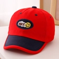 Dettaglio cappellino da baseball per bambini bicolore con ricamo sorriso Nice - 52cm (2-5 Anni) / Rosso