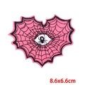Toppa ricamata a cuore rosa con motivo a ragnatela e dimensioni 8.6x6.6cm - Cuore Tela di Ragno (PE8965CT)