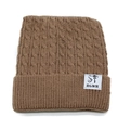 Primer plano de gorro marrón de punto trenzado con parche blanco y textura gruesa cálida - M (56-58cm) / Caqui