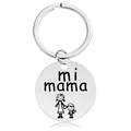 Dettaglio macro del portachiavi in acciaio argento con incisione mi mama e icona madre-figlio - Portachiavi Argento (Y00036)