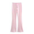 Dettaglio dei pantaloni svasati rosa con coulisse regolabile in vita e morbido tessuto a maglia - S / Pantaloni a zampa / Pantaloni Rosa