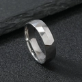 Herren Silber 6mm geometrischer facettierter Edelstahlring auf dunklem Stein Hintergrund - US 6 / Stahlfarbe