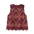 Detail van roodbruine top met kleurrijk opengewerkt borduursel en geschulpte zoom - XS / Baksteenrood