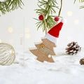 Holz-Weihnachtsbaumanhänger mit Leinen, roter Mütze und Perlendetails, 13cm Höhe - Hölzerner Weihnachtsbaum-Anhänger