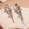 Detailaufnahme silberner Blumenohrringe mit Zirkon-Wassertropfen und langen Metallquasten - Silber