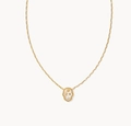 Gedetailleerde macro-opname van de gouden ketting en witte schedelhanger van de ketting - Gouden Schedel Ketting