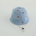 Dettaglio del cappello da pescatore in denim per neonati con ricamo a fragola e cinturino - Fragola Ricamata-Azzurro