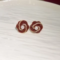 Détail macro de boucles d'oreilles fleur en émail rouge avec bordure dorée - Style Tige en Argent (65 Tige en Argent - Plaqué Or) / Rouge