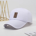 Casquette de baseball blanche en coton avec écusson en cuir brun, style de golf décontracté - Réglable / Blanc