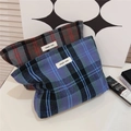Detailansicht britischer Karo-Kosmetiktaschen mit Simple Wish Label und Metallreißverschluss - Blau Violett Karo
