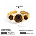 Détail de la bague en acier inoxydable doré 18K avec trois pierres œil de tigre - Bague Ouverte en Acier Inoxydable à Trois Perles Œil de Tigre (JDR0307006)