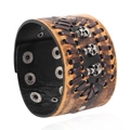 Breites Lederarmband im Punk-Stil in Braun mit Metallskeletten und Druckknöpfen auf Weiß - Retro-Braun