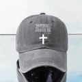 Dettaglio del cappellino grigio scuro lavato con croce bianca e stampa di testo religioso - Taglia unica / Grigio