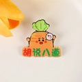 Badge carotte rigolo avec expression fâchée et texte chinois sur fond blanc doux - Carotte Absurde (A1117)