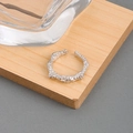 Verstellbarer 925er Silberring mit unregelmäßiger Lavastruktur und minimalistischem Design - Einstellbar Offen / Platin