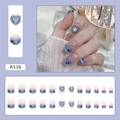 Detailoverzicht van 24 blauw-paarse gradiënt plaknagels met zoet hartpatroon R538 - Blauw Hart Stijl (R538)