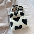 Borsa tote in peluche con motivo a cuori bianchi e neri e morbida tracolla confortevole - Cuore Bianco