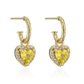 Primer plano de pendientes de aro bañados en oro 18K con colgantes de corazón de circón - Botón de Corazón Amarillo / Amarillo