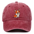 Gros plan d'une casquette bordeaux délavée avec broderie détaillée de chien Corgi - Taille unique / Bordeaux