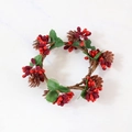 Détail d'une couronne de baies rouges et pommes de pin avec feuilles pour décor de bougie - Pommes de pin artificielles / Baies givrées rouges avec pommes de pin artificielles