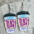 Makroaufnahme von Kaffeetasse-Ohrringen für Lehrer mit Coffee Teach Repeat Aufdruck - Lehrer Kaffeetasse