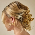 Pince à cheveux fleur dorée et ensemble de boucles d'oreilles cœur sur un mannequin - Petite pince à cheveux fleur / 5*3cm