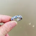 Detail van zilveren verstelbare ring met lichtblauwe ovale edelstenen en witte diamanten - Lichtblauw (Zilverkleur)