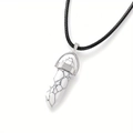 Détail du collier pendentif hexagonal en pierre blanche avec un cordon en cuir noir - Howlite