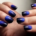 Dettaglio macro di unghie finte con sfumatura blu scuro e nero e finitura lucida a specchio - Gradiente Blu Scuro Nero - Con Colla a Gelatina Gialla (CW348)