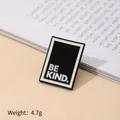 Broche de esmalte minimalista 'BE KIND' en blanco y negro, mide 2,3 cm x 1,8 cm - Broche BE KIND