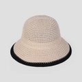 Dettaglio del cappello da sole in maglia traspirante con bordo nero e trama a maglia vuota - M (56-58cm) / Beige con bordo nero
