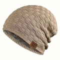Dettaglio del berretto in maglia kaki con fodera in pile grigio e toppa in pelle W - Cachi