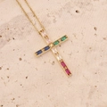 Collana con ciondolo a croce placcata oro 18 carati e zirconi colorati su sfondo di pietra - Croce Con Gemme Rettangolari Multicolore (6#)