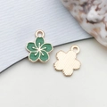Pendentif fleur de cerisier vert en alliage avec bordure dorée et émail pour bijoux - Petite Fleur de Cerisier (12085)