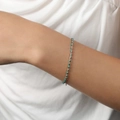 Pulsera minimalista de plata hecha a mano con delicadas cuentas verdes para mujer - Pulsera de Esmalte Verde / Color acero