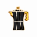 Dettaglio della spilla smaltata a forma di caffettiera moka con finitura nero e oro - Caffettiera Moka nera