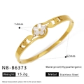 Vista dettagliata del bracciale in acciaio inossidabile dorato con fiori e cuori - Stile Fiore Traforato a Cuore(NB-B6373)