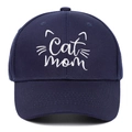 Dettaglio del ricamo bianco Cat Mom sul tessuto in cotone del cappellino blu scuro - Regolabile / Blu navy