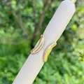 Detail van 18K vergulde mesh-ring met zirkonia-pavé op een witte leren displaystandaard - Goud Dubbele Boog Open