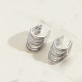 Dettaglio dell'orecchino a fascia argento multistrato con micro-pavé di zirconi bianchi - Argento multistrato con zircone