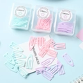 Morandi macaron gekleurde plastic pijlvormige paperclips in drie draagbare opbergdozen - Bootvormige Paperclips