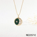 Dettaglio macro della collana con ciondolo stella e luna dorata e zirconi brillanti - Stile Disco con Stella Verde (NE2357-E)