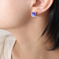 Boucles d'oreilles carrées en argent avec pierre œil-de-chat bleue sur un mannequin - Bleu / Couleur acier (F097)