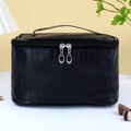 Borsa trucchi nera in pelle PU motivo coccodrillo con manico e cerniere argento - Borsa Quadrata Grande Motivo Pietra Nera / Grande