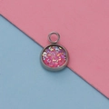 Detalle macro de un colgante de acero inoxidable de 12mm con brillo rosa para joyería - Estilo de Purpurina Rosa (1)