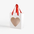 Weiße Geschenkschachtel mit Herzfenster und rotem Bandgriff für Valentinstag - Bodensteckverschluss Herzfenster (HB10026) / Weiß