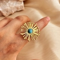 Verstellbarer Sonnenblumenring in Gold mit rundem Türkis am Finger getragen - Runder Türkis Perlen-Strahlungsstil / Gold