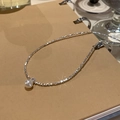 Elegante collar plateado con un colgante de perla única en una cadena fina brillante - Plata-Blanco