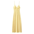 Détail de la robe longue en satin jaune avec col en V et fines bretelles réglables - XS / Jaune