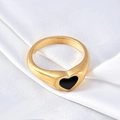Anillo de acero inoxidable bañado en oro de 18K con corazón negro sobre seda blanca - US 6 / Dorado Negro